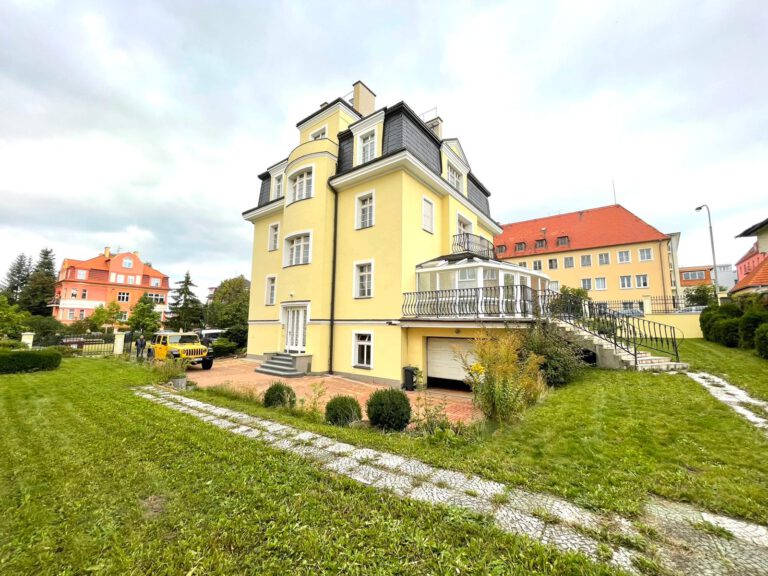 Villa 1,150 m2, Palackeho Square, Horni Drahovice