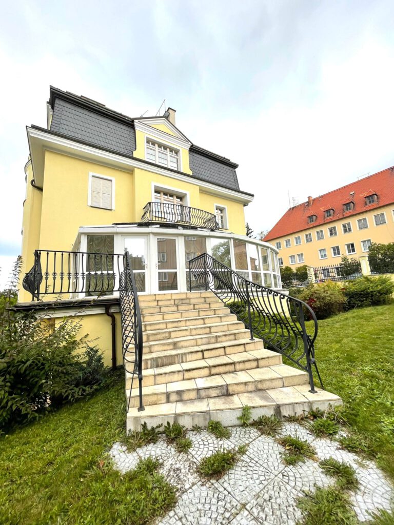 Villa 1,150 m2, Palackeho Square, Horni Drahovice