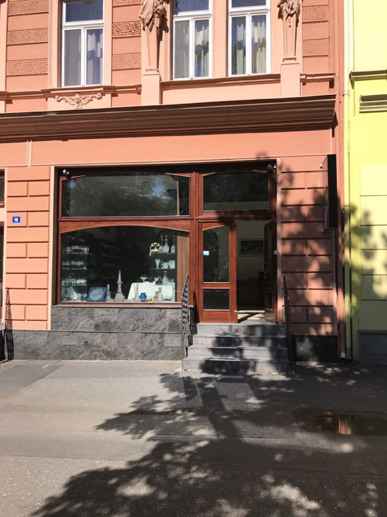 Store in operation 89 m2, Nábřeží Jana Palacha Street